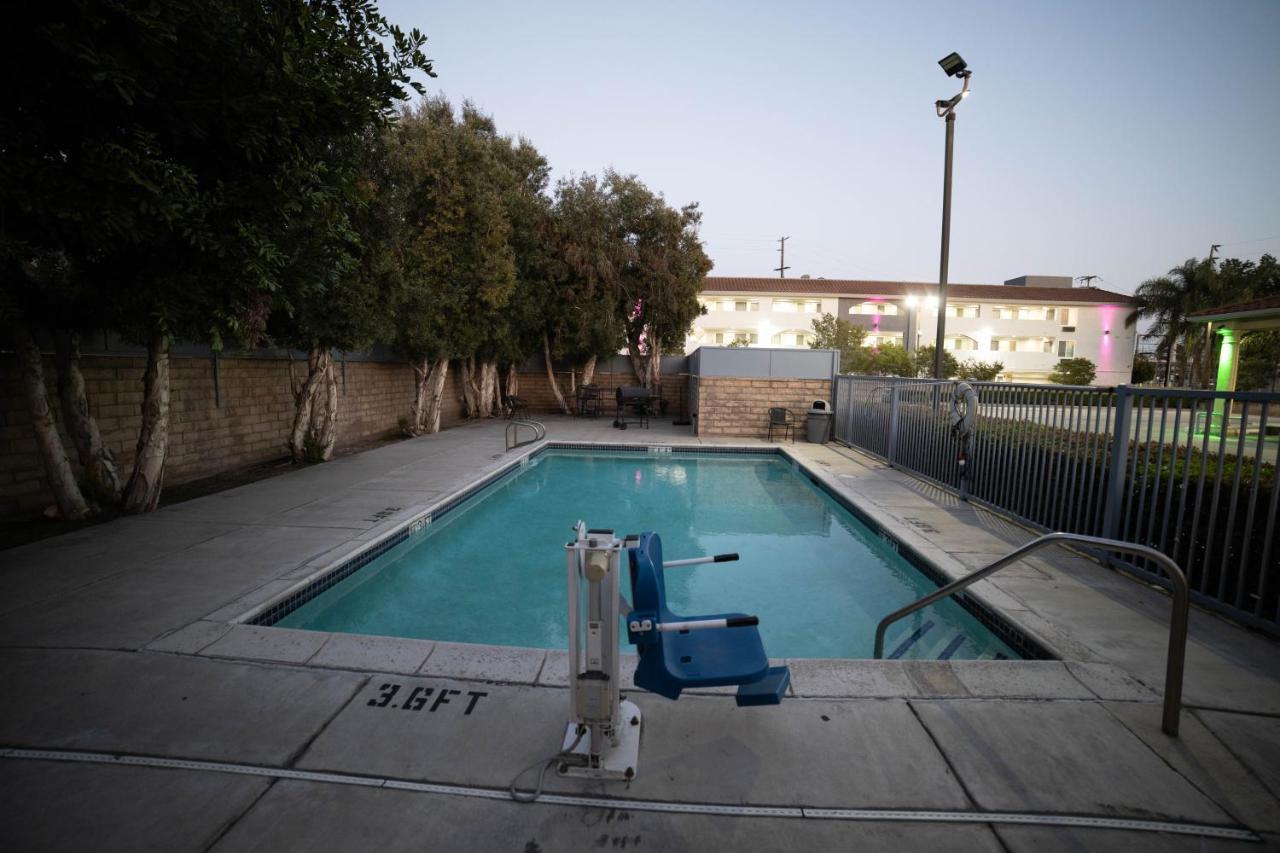 Mid City Inn & Suites Pico Rivera Exterior photo